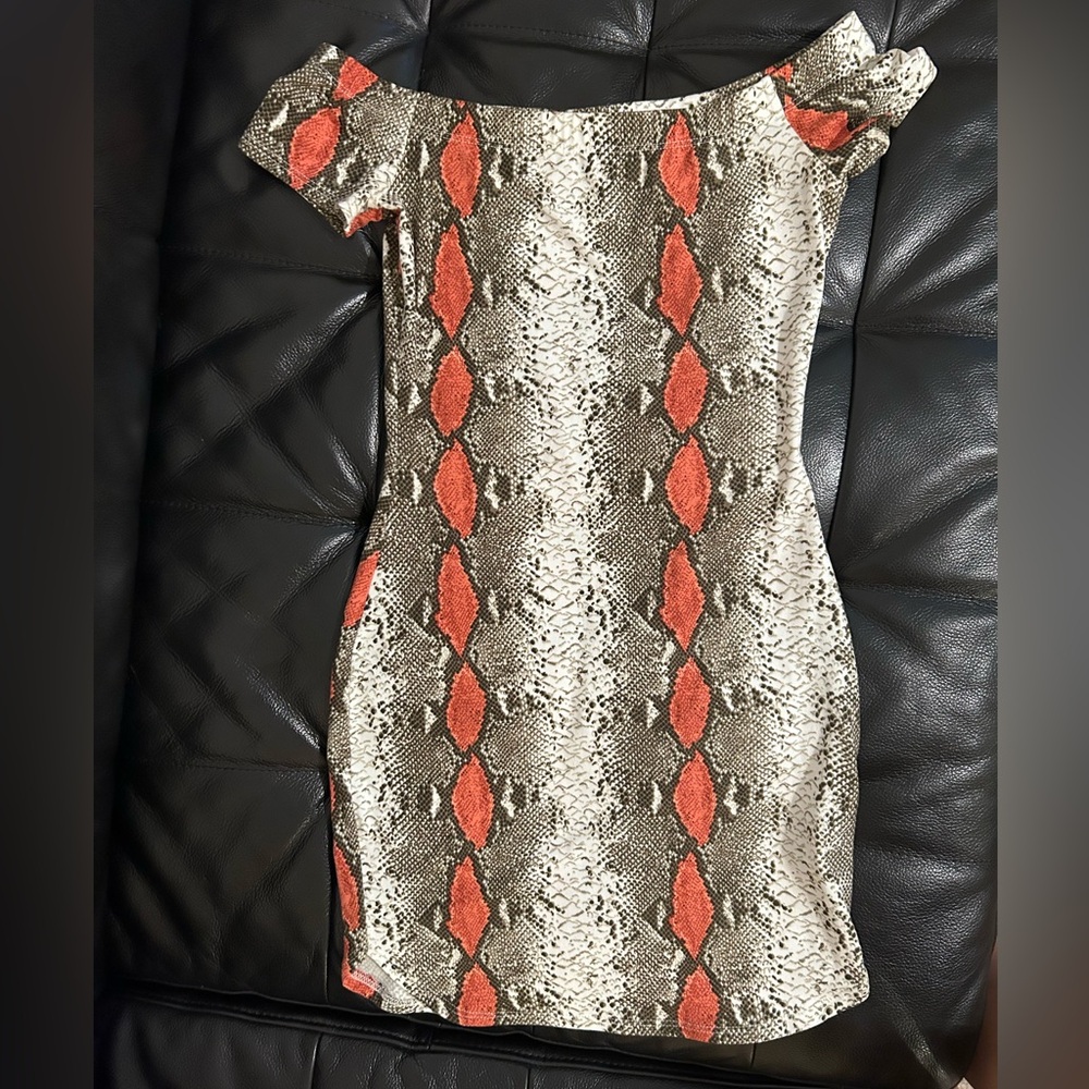 GBG Los Angeles Off-Shoulder Snake-Print Mini Dress in Cream, Black & Orange